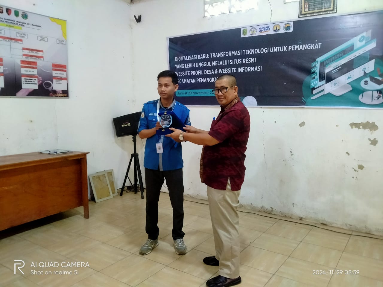 Pembukaan kegiatan bimtek Pembuatan Website Kecamatan dan Desa se Kecamatan Pemangkat oleh Mahasiswa  Tehnik Informasi Untan Pontianak, Dihadiri oleh kepala desa operator